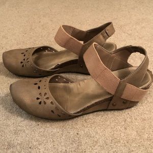 Gold/Platinum Hokus Pokus Wedges